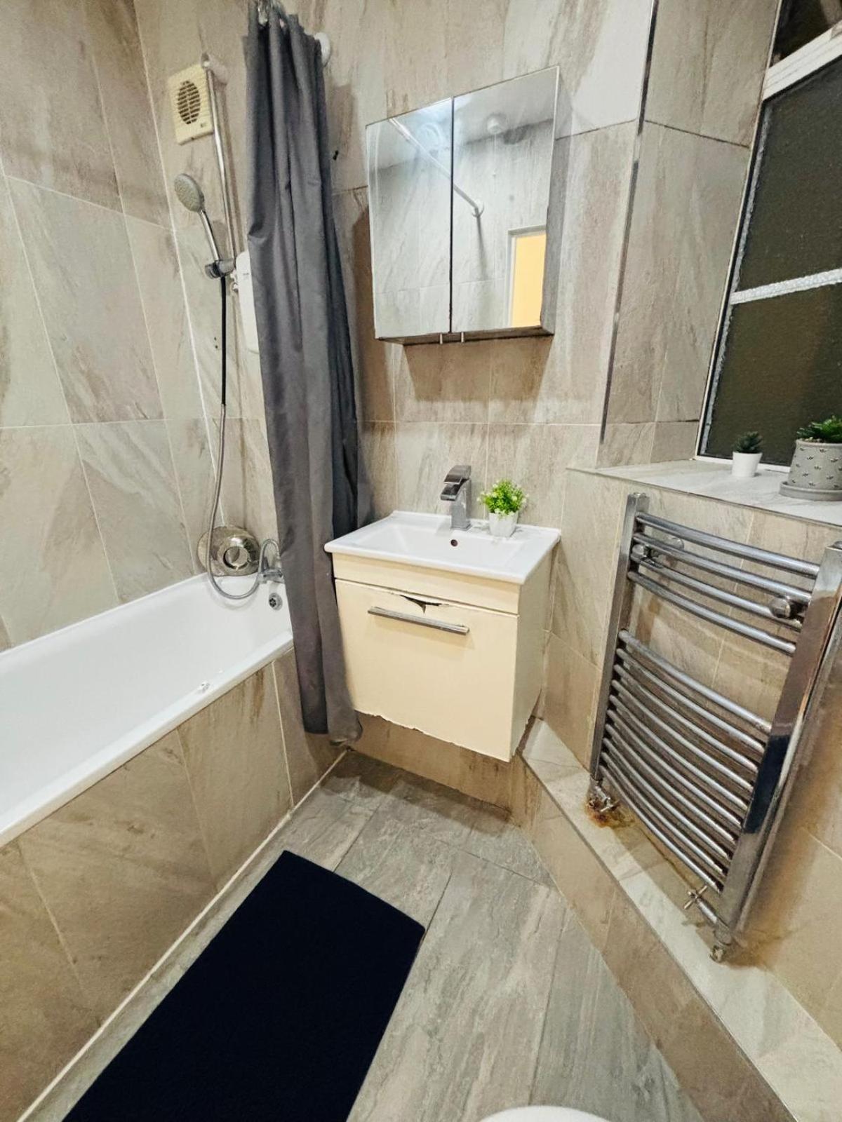 Apartment Flats, Location For Tourists, Next Tower Bridge