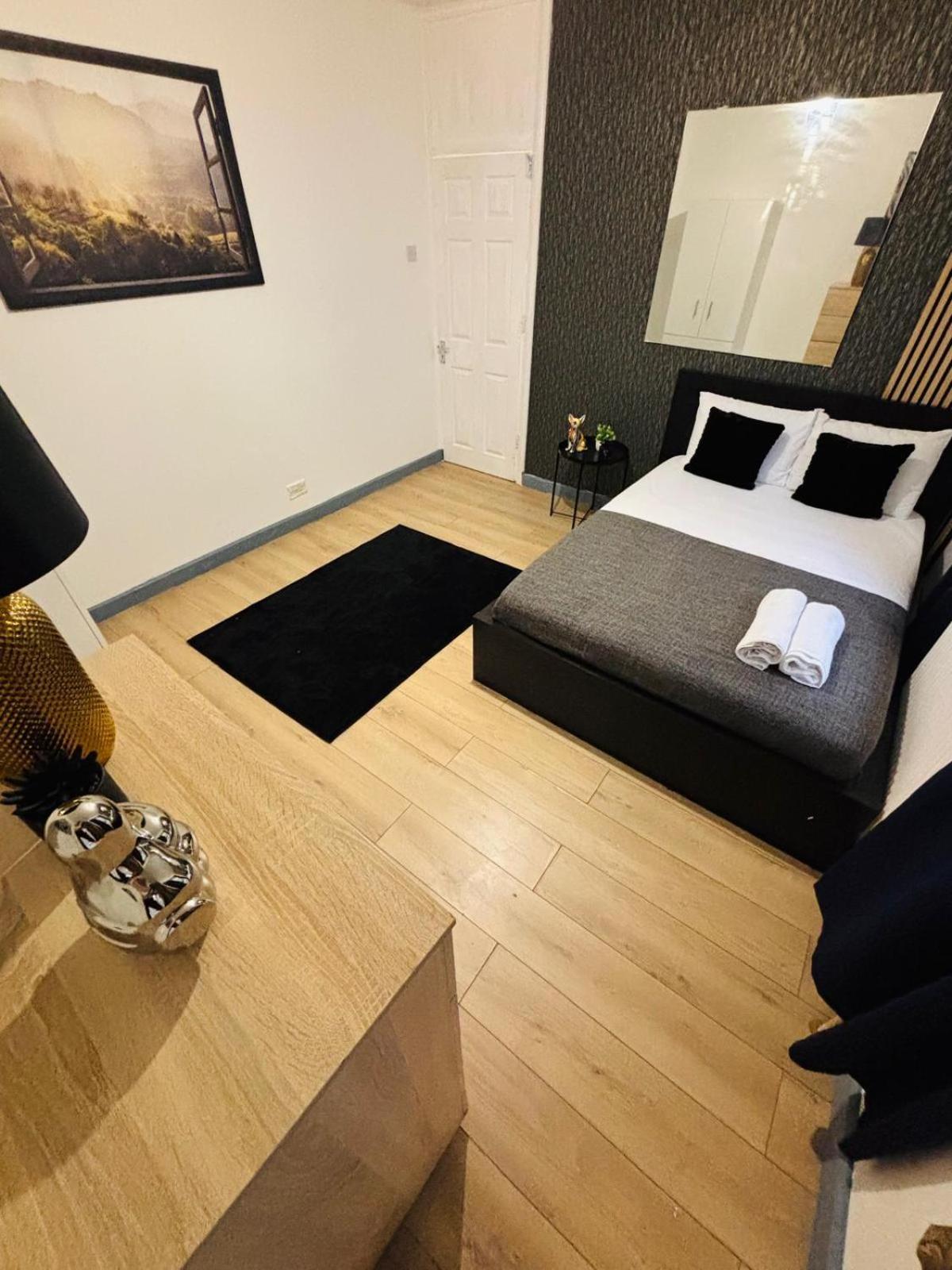 Flats, Location For Tourists, Next Tower Bridge *